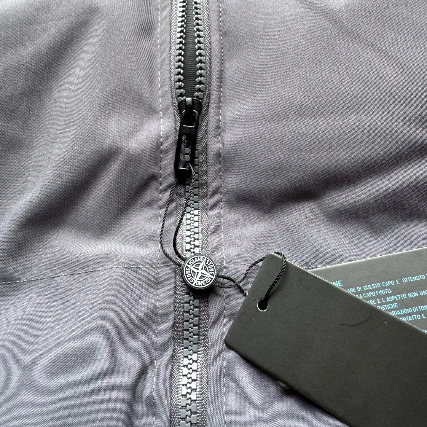P280 Stone Island New nylon zipper outdoor functional stand-up collar cotton jacket Stone Island 23FW new product recommendation Classic nylon stand-up collar cotton jacket Short loose silhouette Suitable for various body types Specially treated nylon fabric Waterproof and anti-fouling Classic armband embellishment on the arms Customized buttons Complete with three-label hangtags Hand-stuffed down cotton inside Full and stylish Highly warm and OEM quality Factory OEM quality Exquisite workmanship Black and gray recommended Suitable for both men and women Color: Black Gray Size: M-2XL Length Bust Shoulder Width Sleeve Length M 74 128 60 60 L 76 132 62 61 XL 78 136 64 62 2XL 80 140 66 63